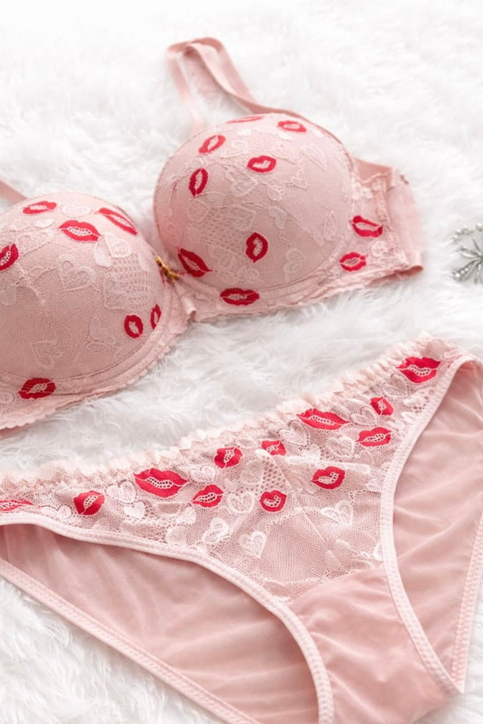 Trendy Kiss Print Bra & Panty Set – Stylish, Fun & Comfortable